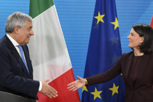 Nemecká ministerka zahraničných vecí Annalena Baerbocková (vpravo) a šéf talianskej diplomacie Antonio Tajani. FOTO: TASR/AP