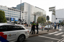 Policajti zabezpečujú oblasť po tom, ako holandská polícia zatkla podozrivého po streľbe v Rotterdame. FOTO: Reuters