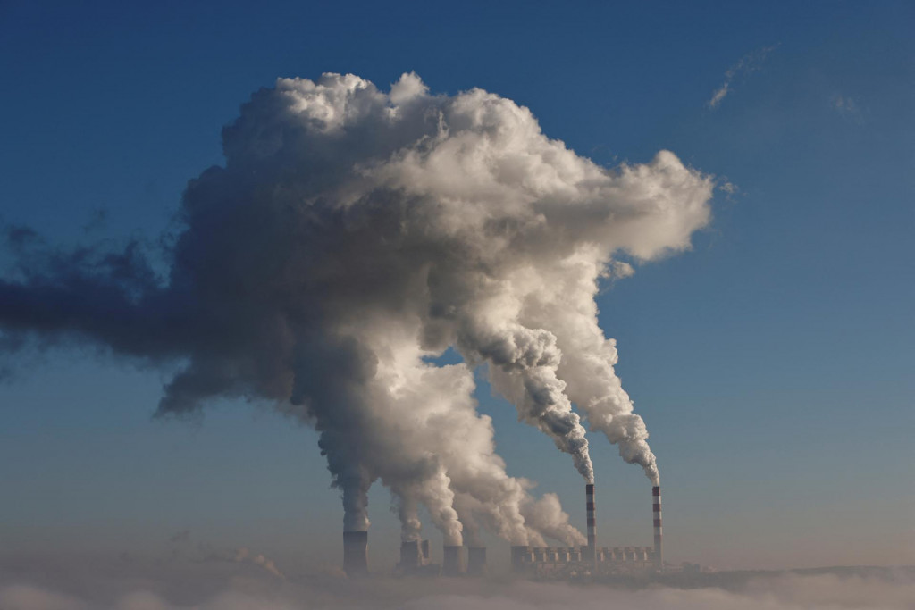 Z elektrárne Belchatow, najväčšej európskej uhoľnej elektrárne poháňanej lignitom, prúdi dym a para. FOTO: REUTERS