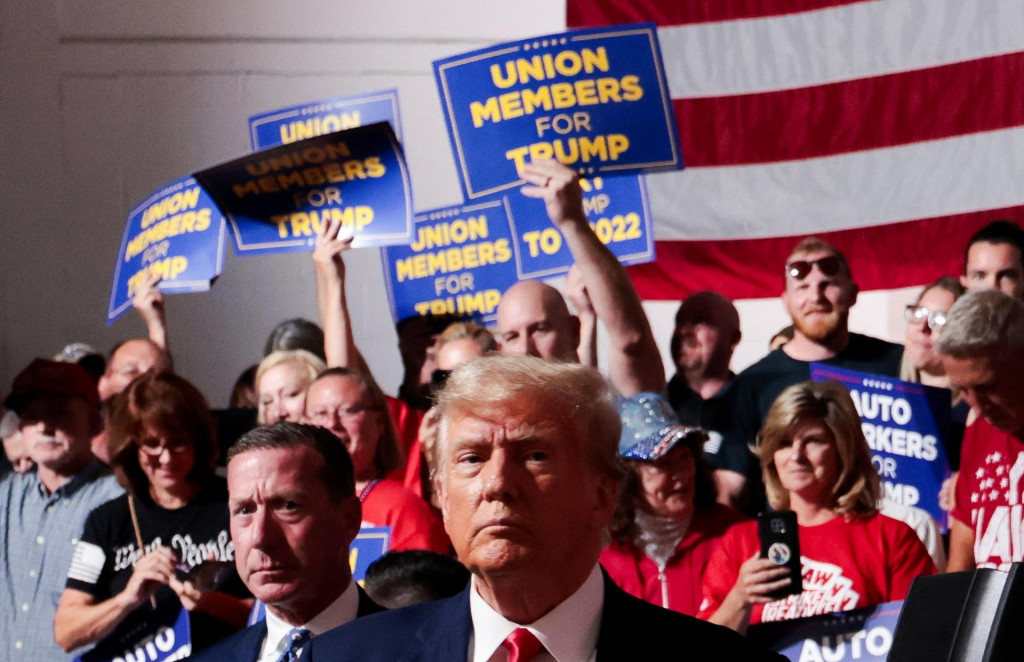 Bývalý americký prezident a republikánsky kandidát na prezidenta Donald Trump oslovuje pracovníkov v automobilke. FOTO: Reuters
