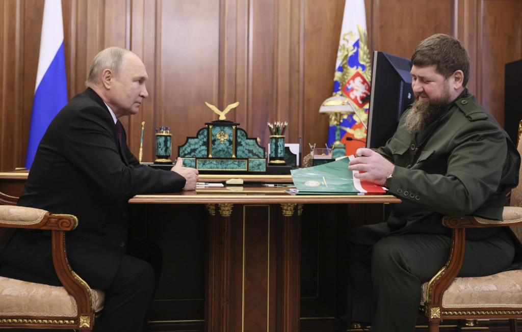 Ruský prezident Vladimir Putin a čečenský vodca Ramzan Kadyrov počas stretnutia 28. septembra 2023 v Moskve. FOTO: TASR/AP
