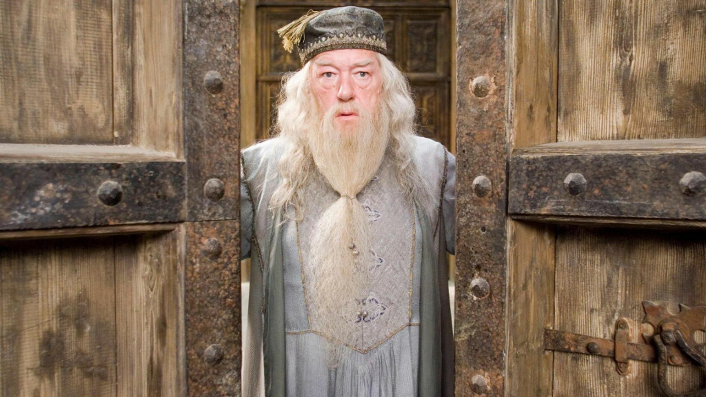 Vo veku 82 rokov zomrel herecký predstaviteľ Albusa Dumbledorea Michael Gambon.