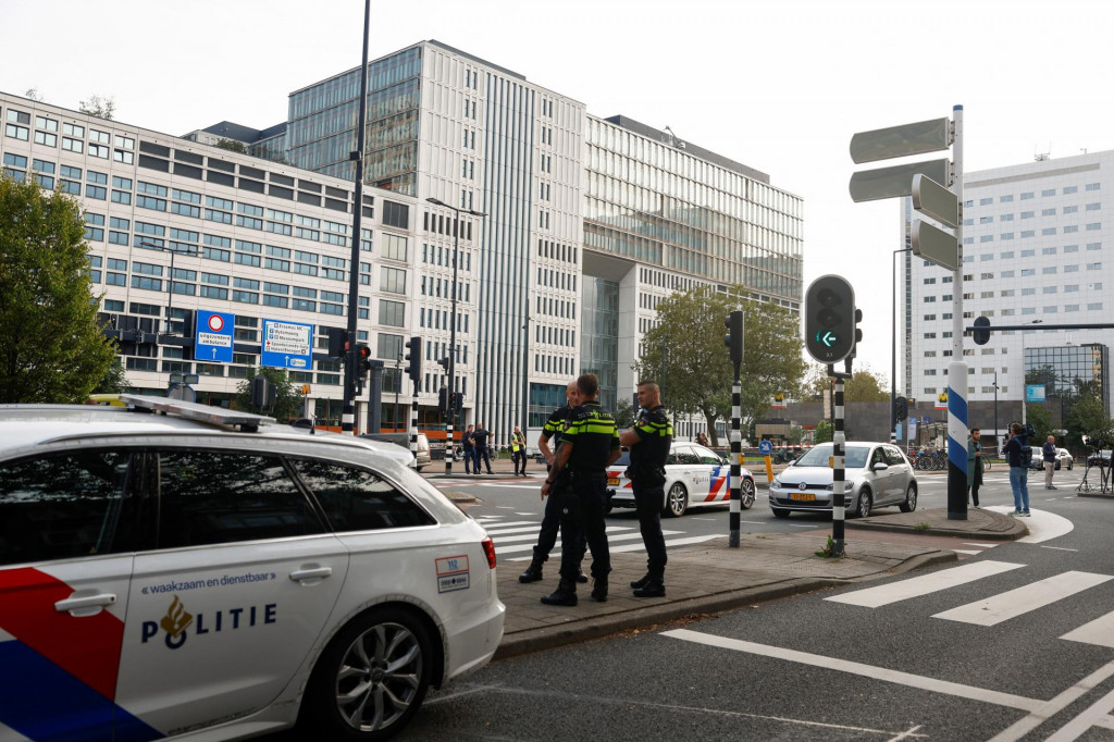 Policajti zabezpečuj&uacute; oblasť po tom, ako holandsk&aacute; pol&iacute;cia zatkla podozriv&eacute;ho po streľbe v Rotterdame. FOTO: Reuters
