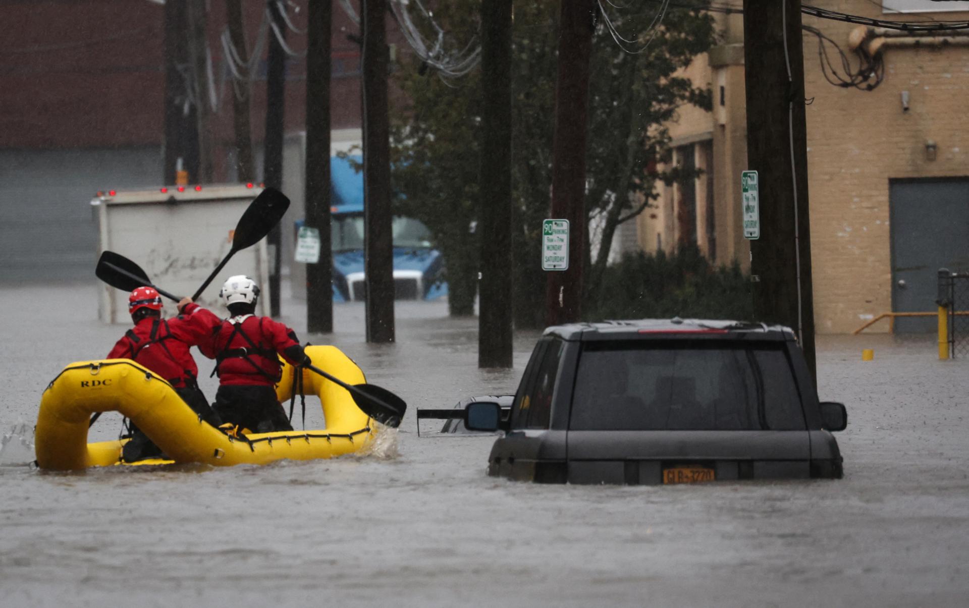 New York po silnom daždi zasiahli bleskové záplavy, spôsobili chaos v doprave