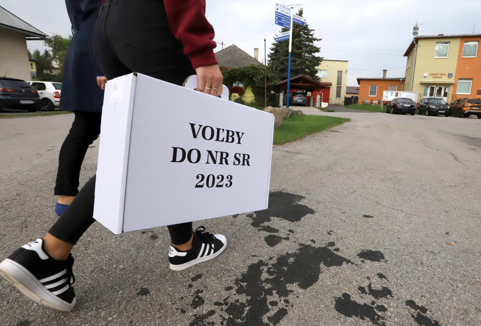 Parlamentné voľby 2023 online: Moratórium znovu predĺžili, v Považskej Bystrici zomrel po kolapse volič