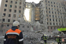 Zničená budova po ruskom bombardovaní v Mykolajive na Ukrajine 29. marca 2022. FOTO: Reuters