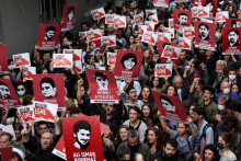 Ľudia sa zúčastňujú protestu proti rozhodnutiu tureckého súdu, ktorý odsúdil filantropa Osmana Kavalu na doživotie za pokus o zvrhnutie vlády v Istanbule. FOTO: Reuters