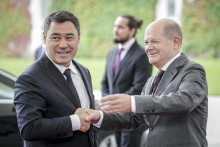 Nemecký kancelár Olaf Scholz (vpravo) a kirgizský prezident Sadyr Žaparov sa vítajú počas stretnutia v Berlíne. FOTO: TASR/AP