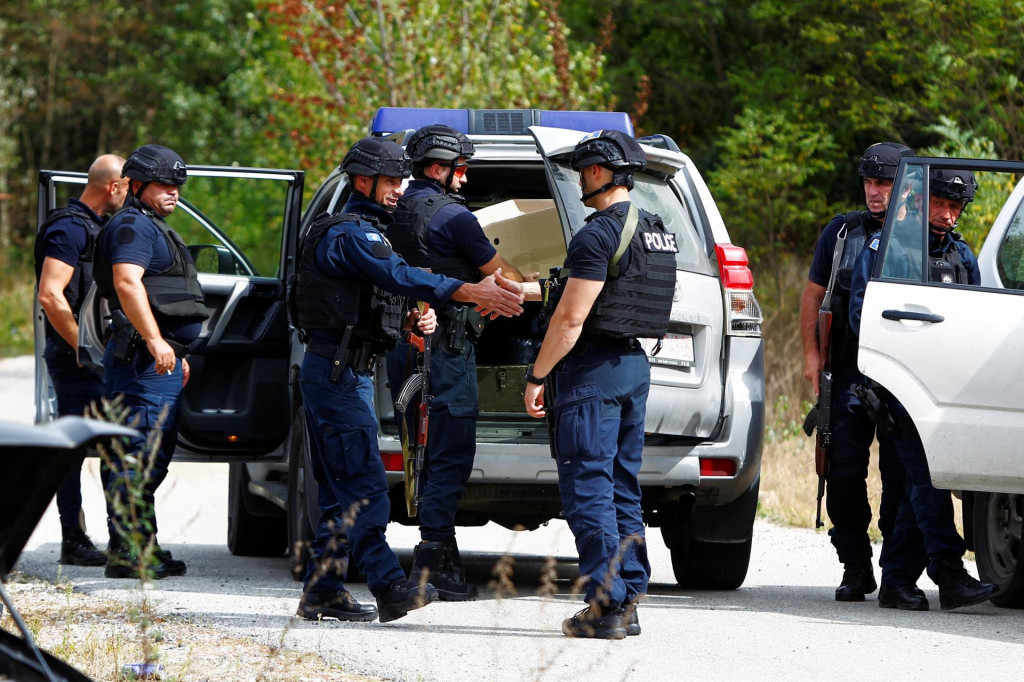 Policajti strážia po streľbe pri obci Banjska v Kosove: FOTO: ReutersBanjska​