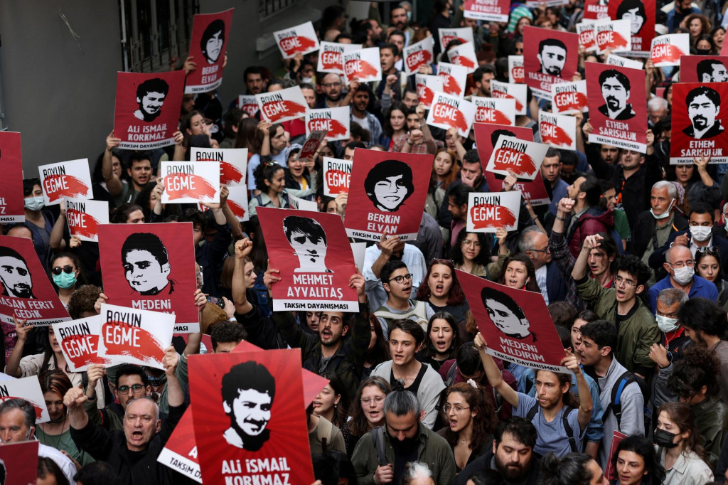 Ľudia sa zúčastňujú protestu proti rozhodnutiu tureckého súdu, ktorý odsúdil filantropa Osmana Kavalu na doživotie za pokus o zvrhnutie vlády v Istanbule. FOTO: Reuters