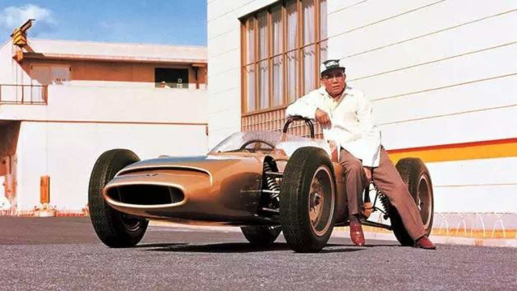 Soičiro Honda rád pretekal a mal ambíciu stať sa šampiónom v automobile, ktorý sám vyrobil: motor aj podvozok.