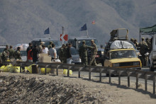 Etnickí Arménci z Náhorného Karabachu a pozorovatelia EÚ jazdia svojimi autami do mesta Goris, v arménskom regióne Sjunik 29. septembra 2023. FOTO: TASR/AP