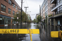 Zaplavená ulica po silnom daždi v New Yorku. Záplavy v piatok čiastočne obmedzili prevádzku metra a letísk. FOTO: TASR/AP