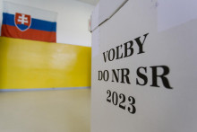 Zástava Slovenskej republiky s volebnou schránkou v priestoroch základnej školy. FOTO: TASR/Daniel Stehlík