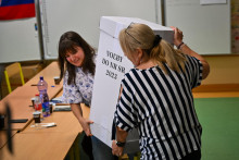 Členovia osobitnej okrskovej komisie pripravujú hlasovacie schránky s hlasmi slovenských občanov zo zahraničia na sčítanie. FOTO: TASR/Pavol Zachar