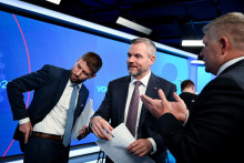 Na snímke zľava Michal Šimečka z PS, Peter Pellegrini z Hlasu a Robert Fico zo Smeru. FOTO: Reuters