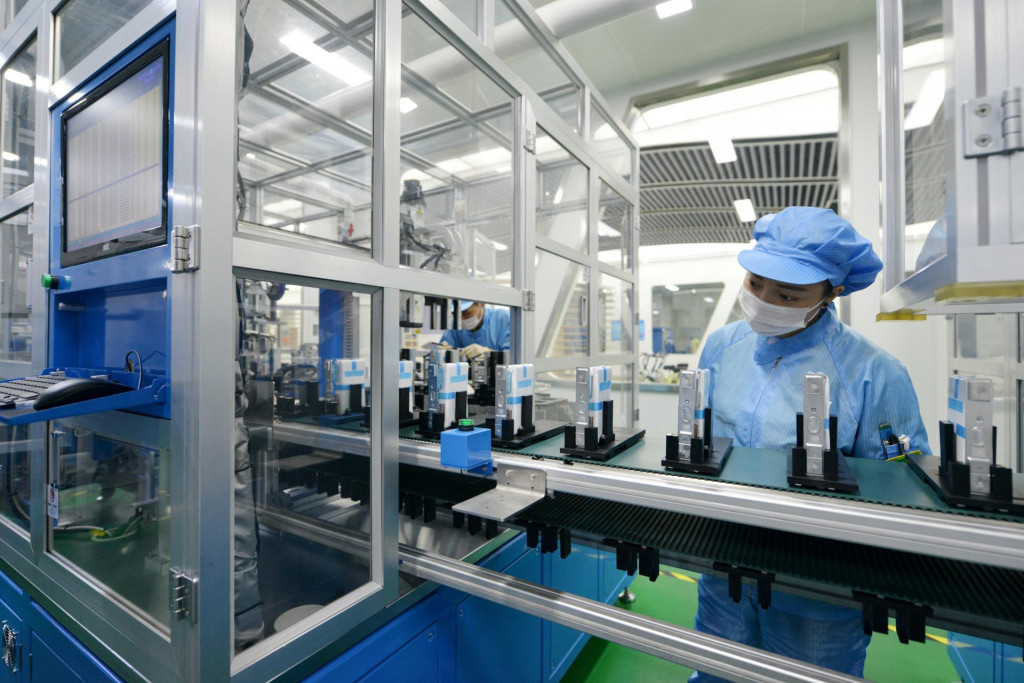 Pracovníci pri výrobnej linke lítium-iónových batérií pre elektrické vozidlá. FOTO: Reuters