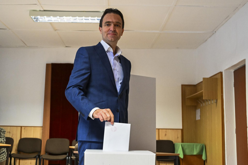 Ľudovít Ódor vhadzuje obálku s hlasovacím lístkom do volebnej schránky. FOTO: TASR/Jaroslav Novák