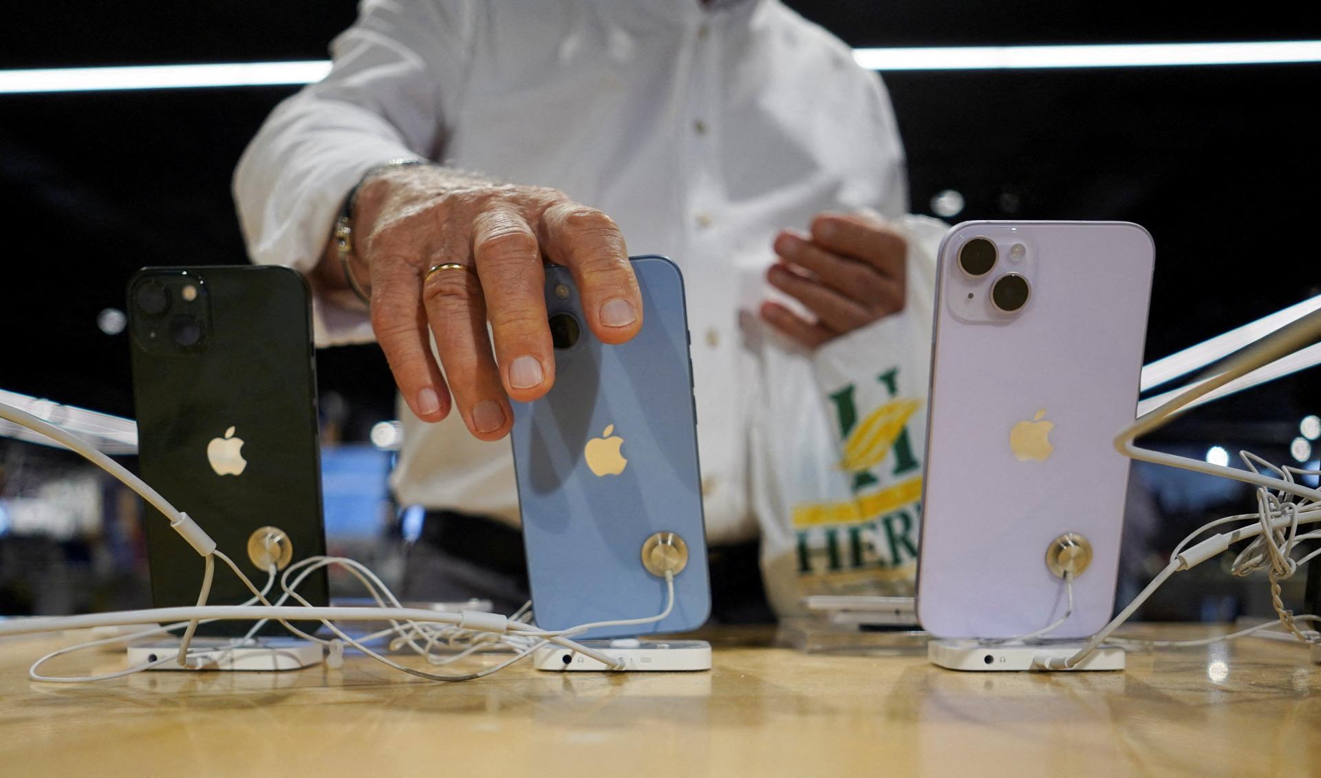 Čo spôsuje prehrievanie nových iPhonov? Apple identifikoval problémy
