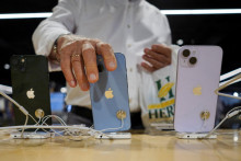 Podľa Apple dôvodom prehrievania iPhonov 15 Pro a Pro Max nie je ich konštrukcia. FOTO: Reuters