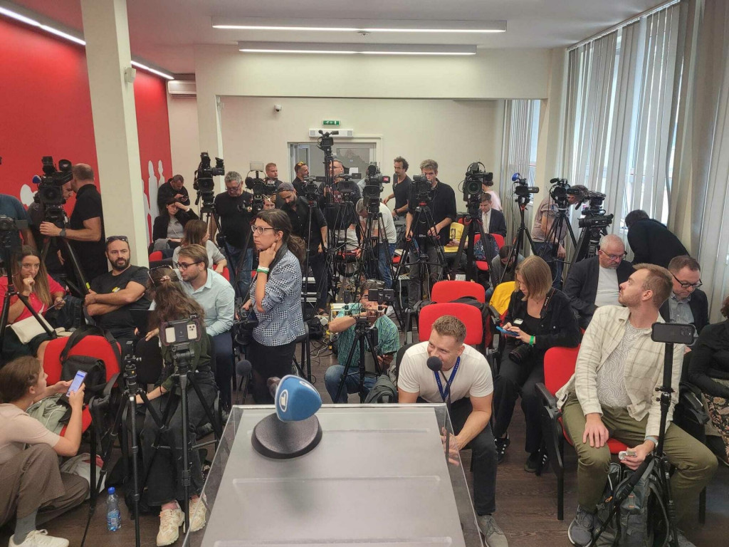 Novinári čakajú na tlačovú konferenciu šéfa Smeru Roberta Fica k volebným výsledkom. FOTO: HN/Agáta Staneková