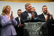 Na snímke uprostred predseda strany SMER-SD Robert Fico počas tlačovej konferencie.

FOTO: TASR/Pavol Zachar