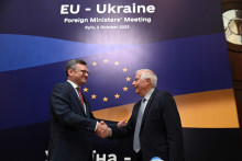 Ukrajinský minister zahraničia Dmytro Kuleba a šéf európskej diplomacie Josep Borrell. FOTO: REUTERS