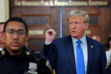 Donald Trump v súdnej sieni. FOTO: REUTERS