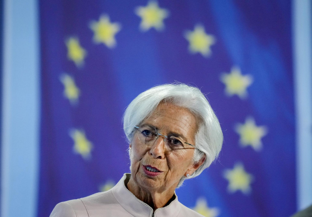 Európska centrálna banka na čele s Christine Lagardovou zvýšila úroky, aby utlmila infláciu. Krok zdražel pôžičky aj pre štáty. FOTO: TASR/AP