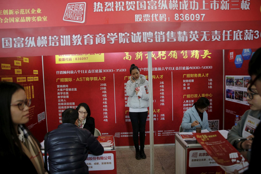 V júni sa miera nezamestnanosti v Číne vo vekovej kategórii od 16 do 24 rokov vyšplhala na rekordných 21,3 percenta. FOTO: Reuters