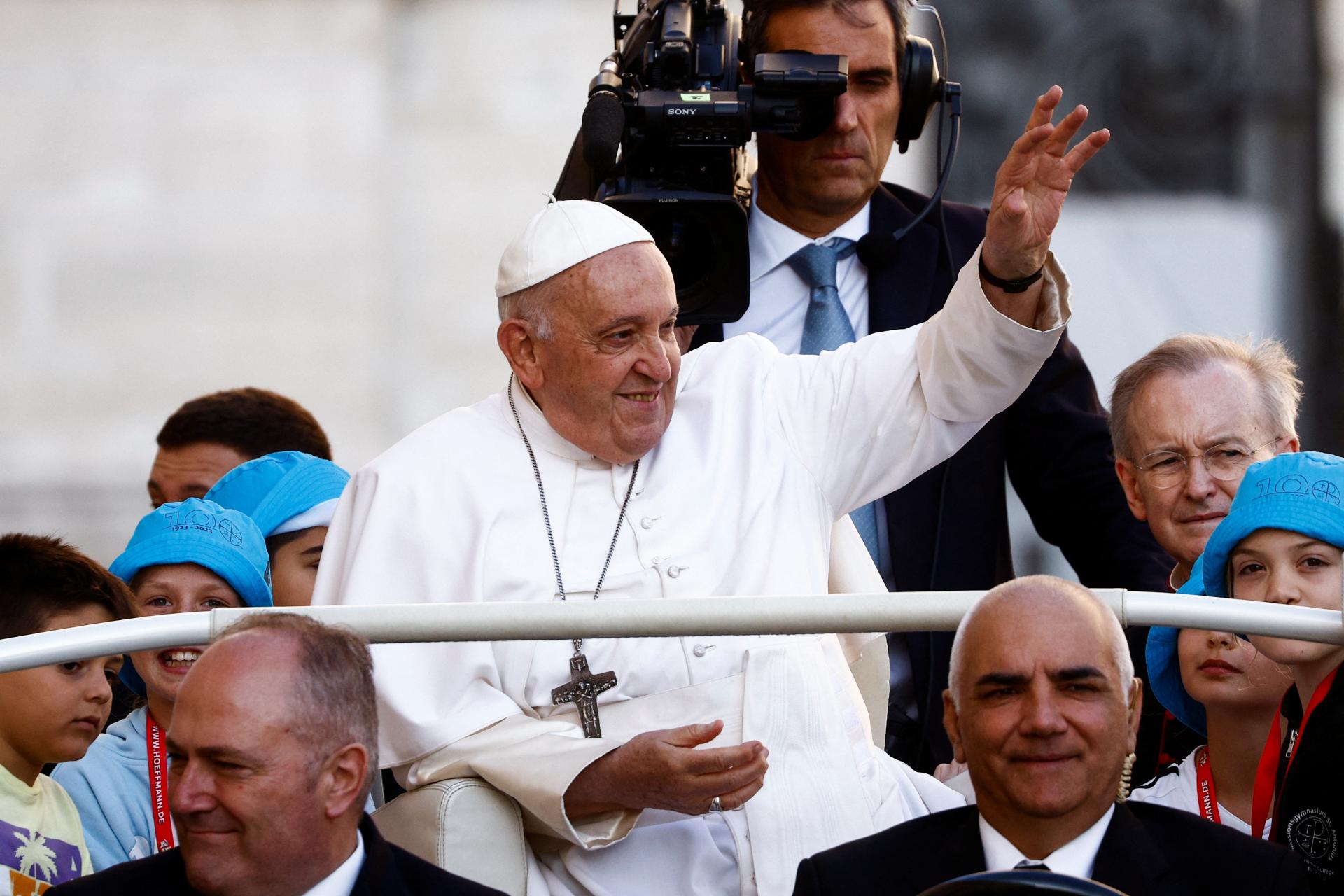 Pápež si pohneval kardinálov, navrhuje možné požehnanie pre zväzky osôb rovnakého pohlavia
