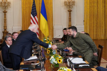 Americký prezident Joe Biden a ukrajinský prezident Volodymyr Zelenskyj si podávajú ruku v Bielom dome vo Washingtone. FOTO: REUTERS