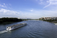 Pohľad z mosta Apollo na plávajúcu výletnú loď po rieke Dunaj v Bratislave. ILUSTRAČNÁ SNÍMKA: TASR/Dano Veselský