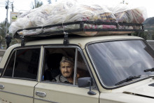 Etnická Arménka z azerbajdžanského odštiepeneckého regiónu Náhorný Karabach sedí v aute, ktoré sa dopravilo do mesta Goris v juhoarménskej provincii Sjunik. Z medializovaných správ vyplýva, že z Karabachu v posledných dňoch ušlo okolo 100-tisíc ľudí. FOTO: TASR/AP