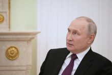 Ruský prezident Vladimir Putin na kurzové dôsledky svojej vojenskej agresie na Ukrajine nehľadí a výsledné ožobračenie národa berie ako samozrejmosť. FOTO: Reuters