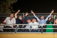 Predseda Smeru Robert Fico s kolegami oslavuje víťazstvo v parlamentných voľbách. FOTO: Profimedia
