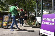 Ľudia prichádzajú do volebnej miestnosti počas hlasovania v parlamentnom referende v Melbourne. FOTO: TASR/AP