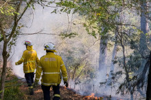 Hasiči bojujú s požiarom v Austrálii. FOTO: Reuters