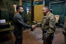Ukrajinsk&yacute; prezident Volodymyr Zelenskyj nav&scaron;t&iacute;vil frontov&eacute; l&iacute;nie na v&yacute;chode Ukrajiny. FOTO: Twitter/Volodymyr Zelenskyj