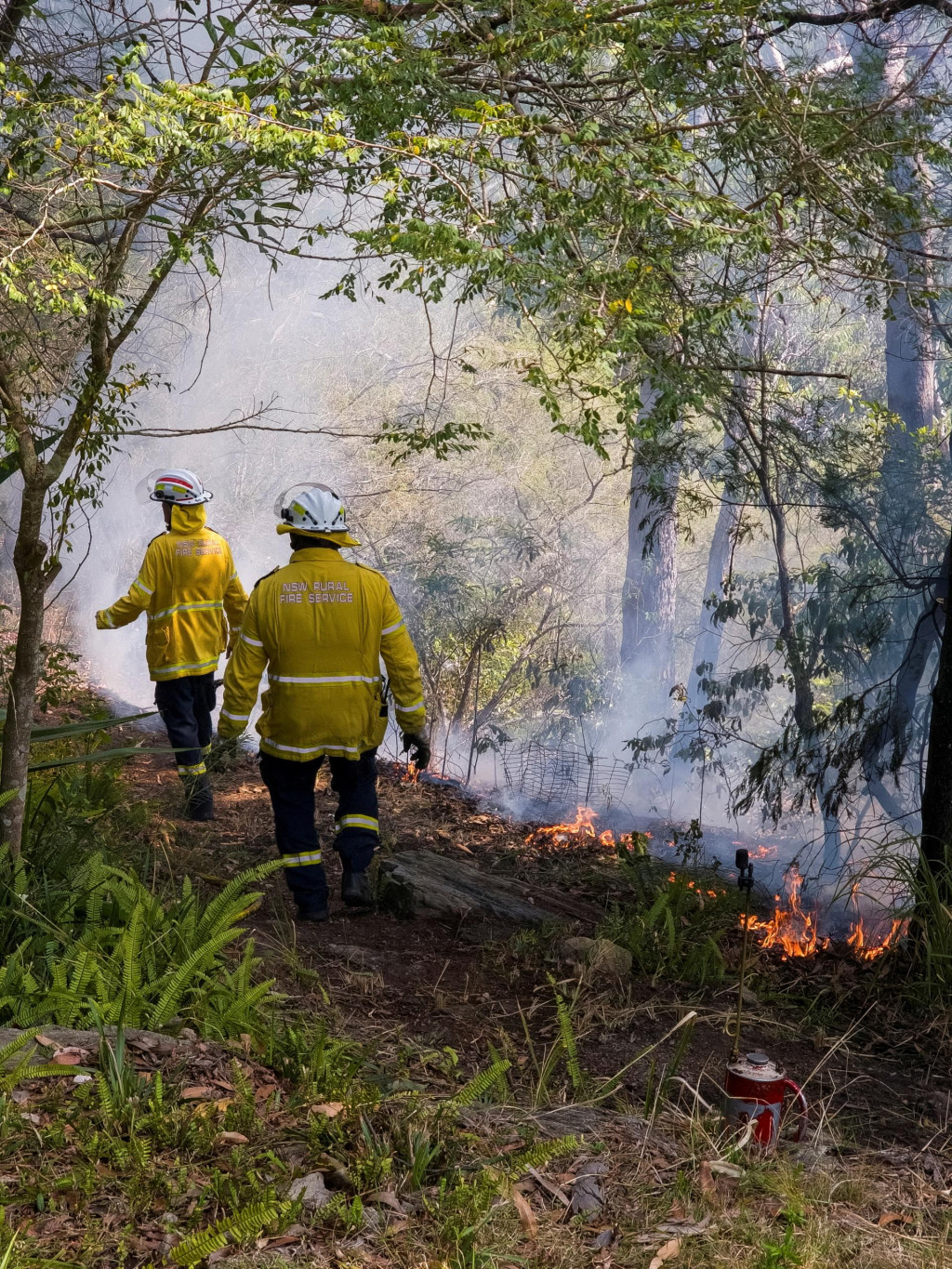 Hasiči bojujú s požiarom v Austrálii. FOTO: Reuters