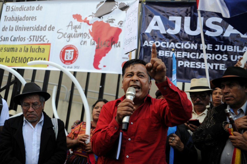 Guatemalčania požadujú odstúpenie generálneho prokurátora v rámci celoštátnych blokád a demonštrácií v boji za demokraciu. FOTO: Reuters