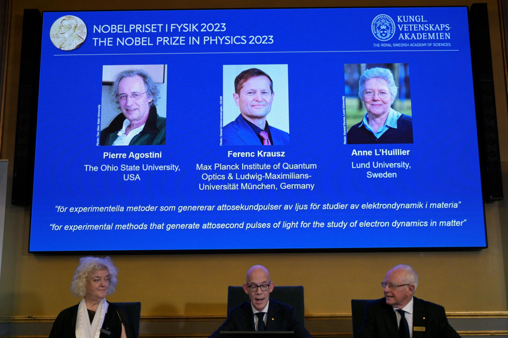 V Štokholme vyhlásili tohtoročných laureátov Nobelovej ceny za fyziku.