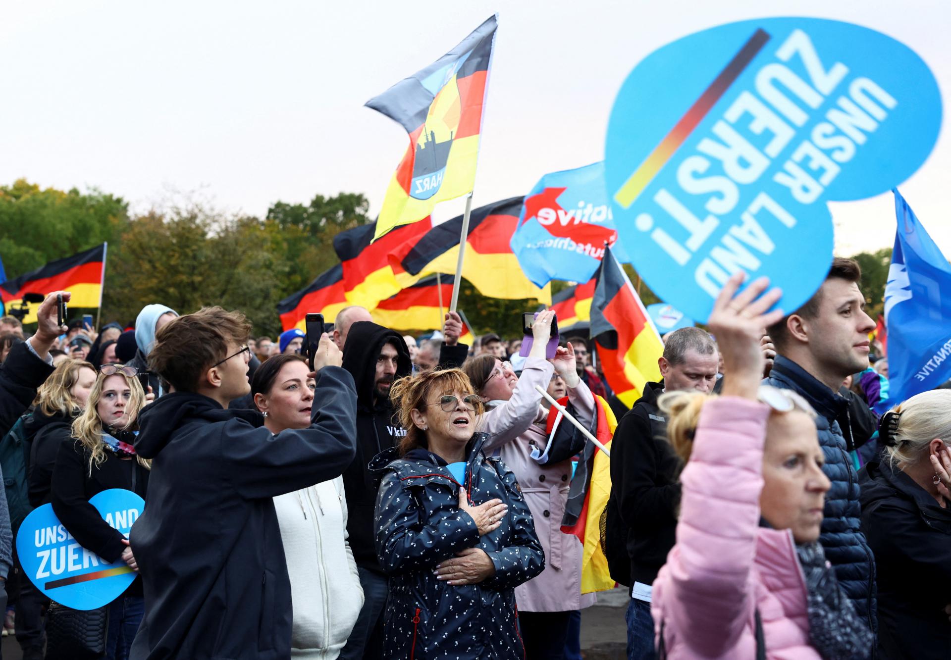Nemcov desí chabá ekonomika aj migrácia. Zo zmätku ťaží silnejúca antisystémová strana