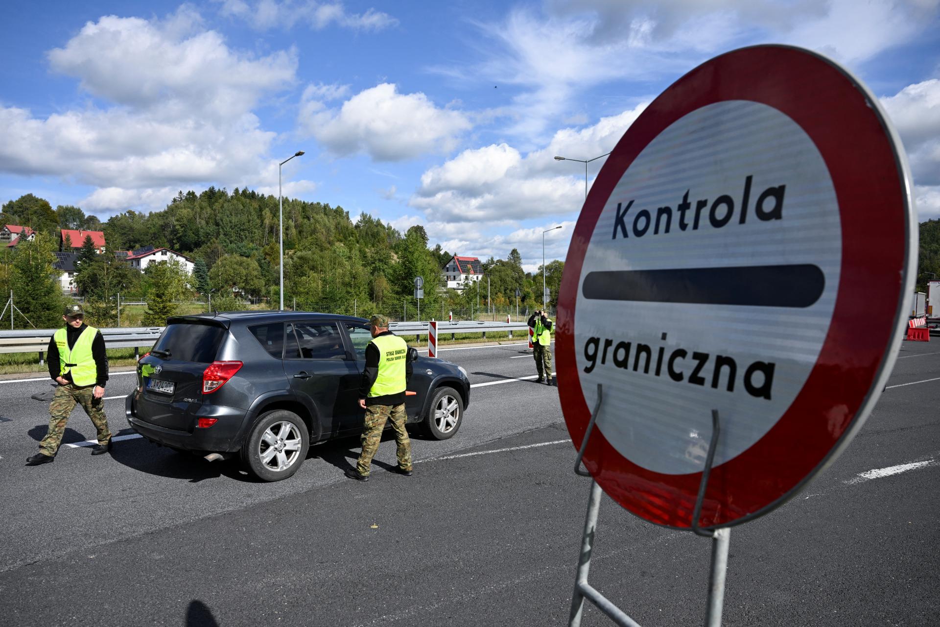 Kontroly na poľskej hranici spôsobili zmätok, vozidlo vrazilo do bariéry