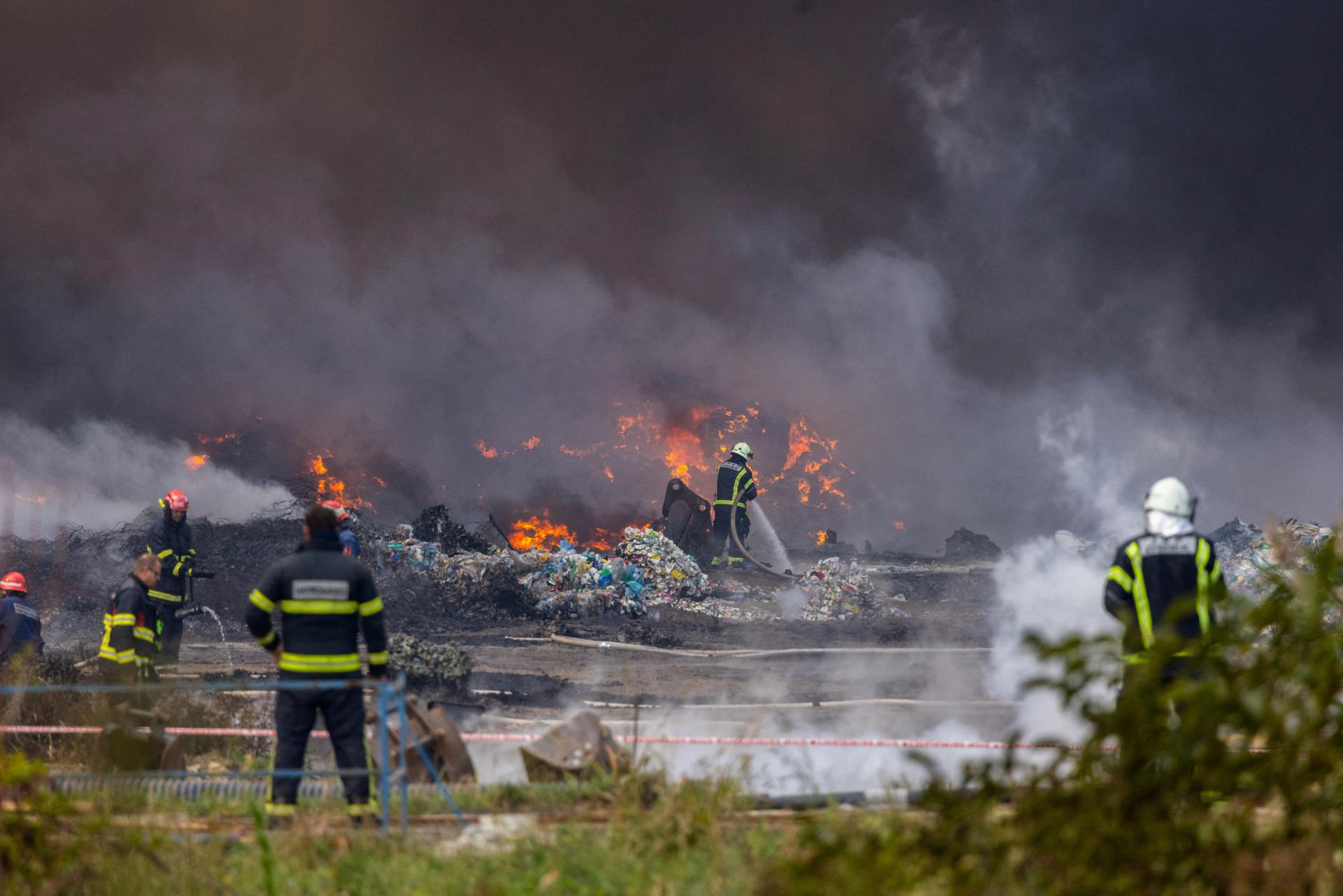 V továrni na plasty v Chorvátsku vypukol obrovský požiar, zranili sa traja hasiči