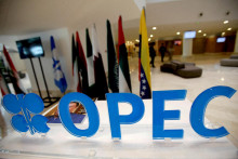 Logo ropného kartelu OPEC pred tlačovou konferenciou ministrov energetiky zúčastnených krajín. FOTO: REUTERS