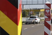 Prichádzajúce autá na hraniciach kontroluje zmiešaná hliadka, ktorú tvoria nemeckí policajti s colníkmi a poľskými príslušníkmi. FOTO TASR/AP