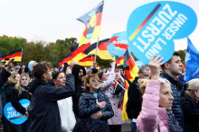 Priaznovci krajne pravicovej strany Alternatíva pre Nemecko AfD počas demonštrácie držia transparenty s nápisom „Najprv Nemecko!“. Vyjadrujú tým odpor voči nekontrolovanej imigrácii, ktorá podľa nich presiahla limity. FOTO: Reuters