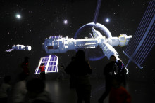 Zábery vesmírnej stanice Tchien-kung na výstave, ktorá predstavuje vývoj čínskeho vesmírneho výskumu v rámci Dňa vesmíru v Čínskom múzeu vedy a techniky v Pekingu. FOTO: Reuters