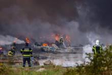 Hasiči hasia požiar v továrni Drava International neďaleko Osijeku v Chorvátsku. FOTO: Reuters